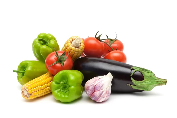 Nature morte de légumes frais isolés sur fond blanc — Photo