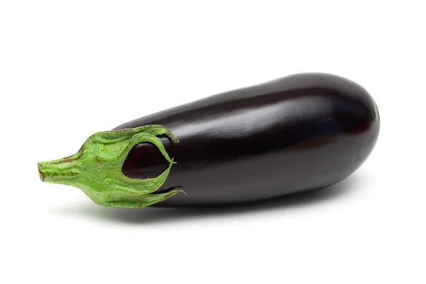 Aubergine mûre isolée sur fond blanc gros plan — Photo