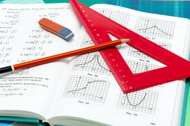 okul malzemeleri ve matematik ders kitapları kapat