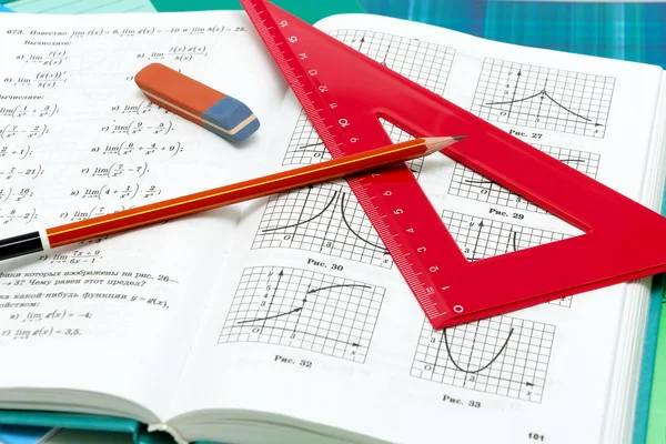 Material escolar y libros de texto sobre matemáticas de cerca —  Fotos de Stock