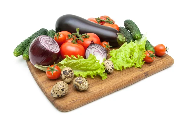 Verduras frescas y huevos de codorniz en una tabla de cortar en una ba blanca —  Fotos de Stock