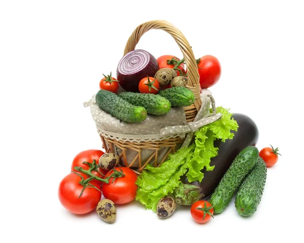 Verduras en una cesta y huevos de codorniz sobre un fondo blanco — Foto de Stock