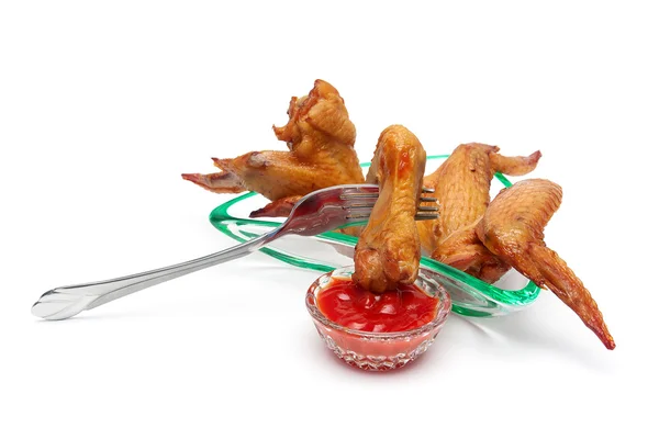 Geräucherte Chicken Wings und Ketchup auf weißem Hintergrund — Stockfoto