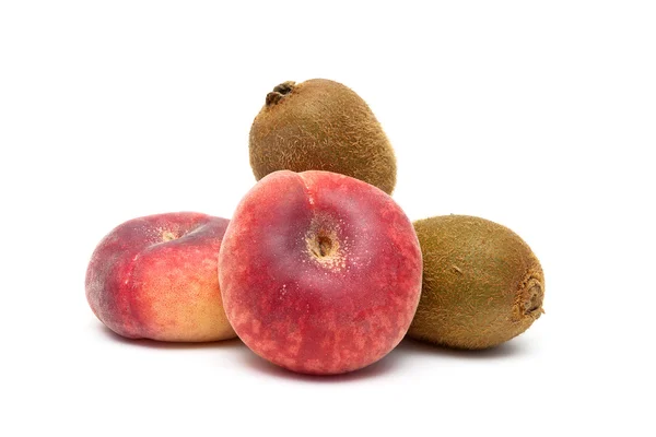 桃子和白色背景上的猕猴桃水果特写 — 图库照片