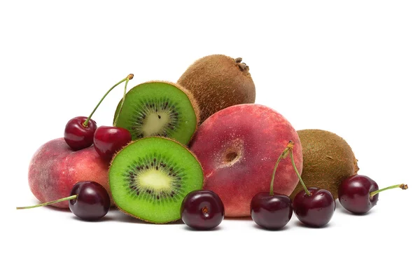 Cerezas, kiwi y melocotones de cerca sobre un fondo blanco — Foto de Stock