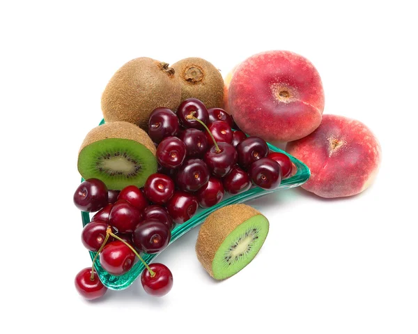 Frutas jugosas frescas primer plano sobre un fondo blanco — Foto de Stock