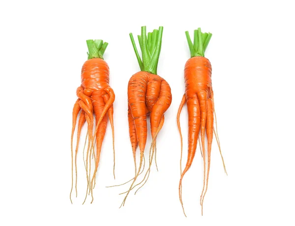 Zanahorias de forma irregular primer plano aislado sobre fondo blanco —  Fotos de Stock