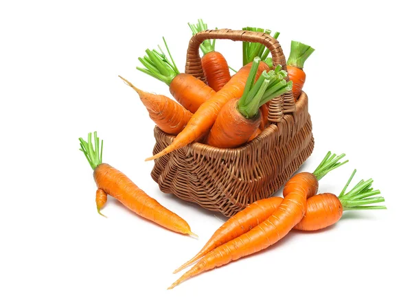 Mand met rijpe wortelen close-up geïsoleerd op witte achtergrond — Stockfoto