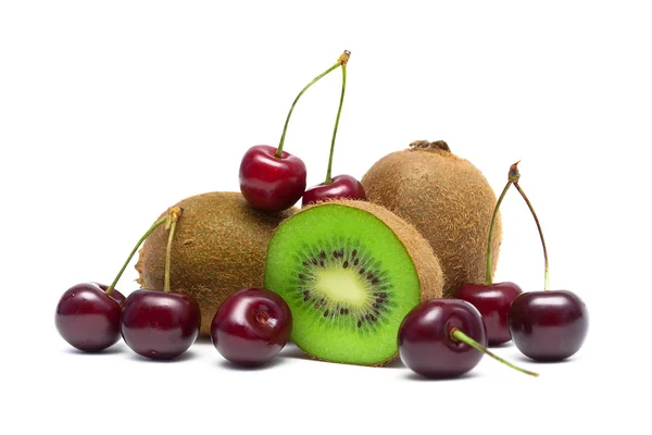 Cireșe și fructe kiwi aproape pe un fundal alb — Fotografie, imagine de stoc
