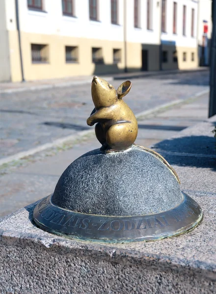 Klaipeda, Litvanya. Bir fare bronz figürü. — Stok fotoğraf