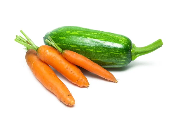Zanahorias frescas y calabacines aislados sobre un fondo blanco — Foto de Stock