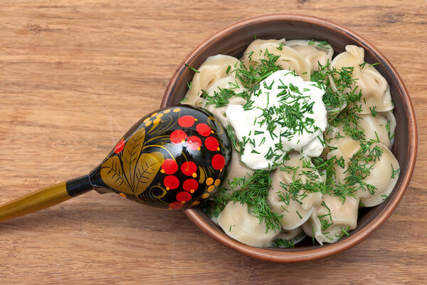 Русская кухня: пельмени со сметаной и укропом
.