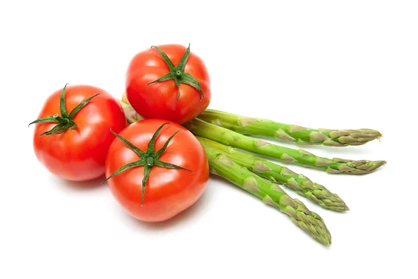 잘 익은 토마토와 아스파라거스 흰색 배경에 고립 — 스톡 사진