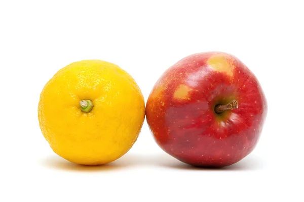 Manzana roja y limón de cerca sobre un fondo blanco —  Fotos de Stock