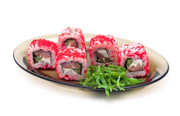 Rolos japoneses com caviar vermelho e salada de chuka em uma chapa em um w — Fotografia de Stock