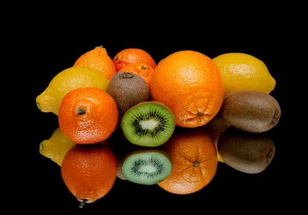 Frutas suculentas frescas em um fundo preto — Fotografia de Stock