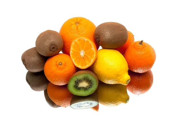 Frutas jugosas frescas sobre un fondo blanco —  Fotos de Stock