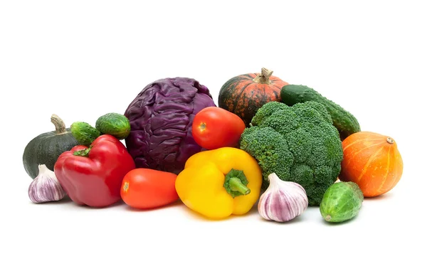 Naturaleza muerta de las verduras frescas sobre un fondo blanco — Foto de Stock