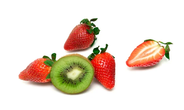 Fresas jugosas y kiwi sobre un fondo blanco — Foto de Stock