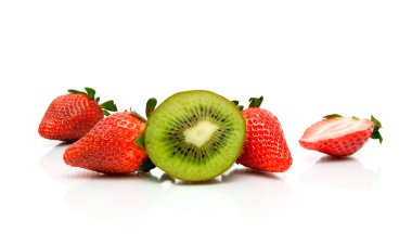 Sulu kivi ve beyaz zemin üzerine taze çilek.