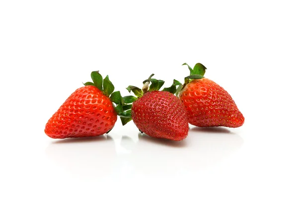 Fresas maduras sobre un fondo blanco —  Fotos de Stock