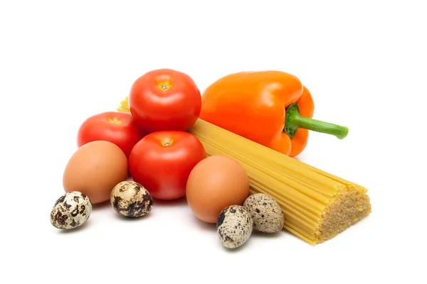 Овощи, спагетти и яйца на белом фоне — стоковое фото