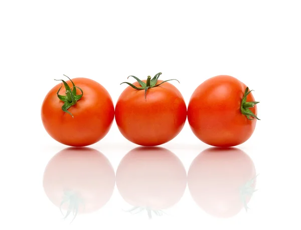 Tomates cherry maduros sobre fondo blanco — Foto de Stock