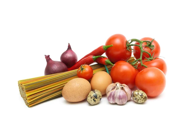 Grönsaker, ägg och spaghetti på vit bakgrund — Stockfoto