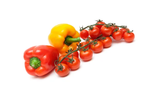 Niet-scherpsmakende pepers en cherry tomaten geïsoleerd op een witte achtergrond — Stockfoto