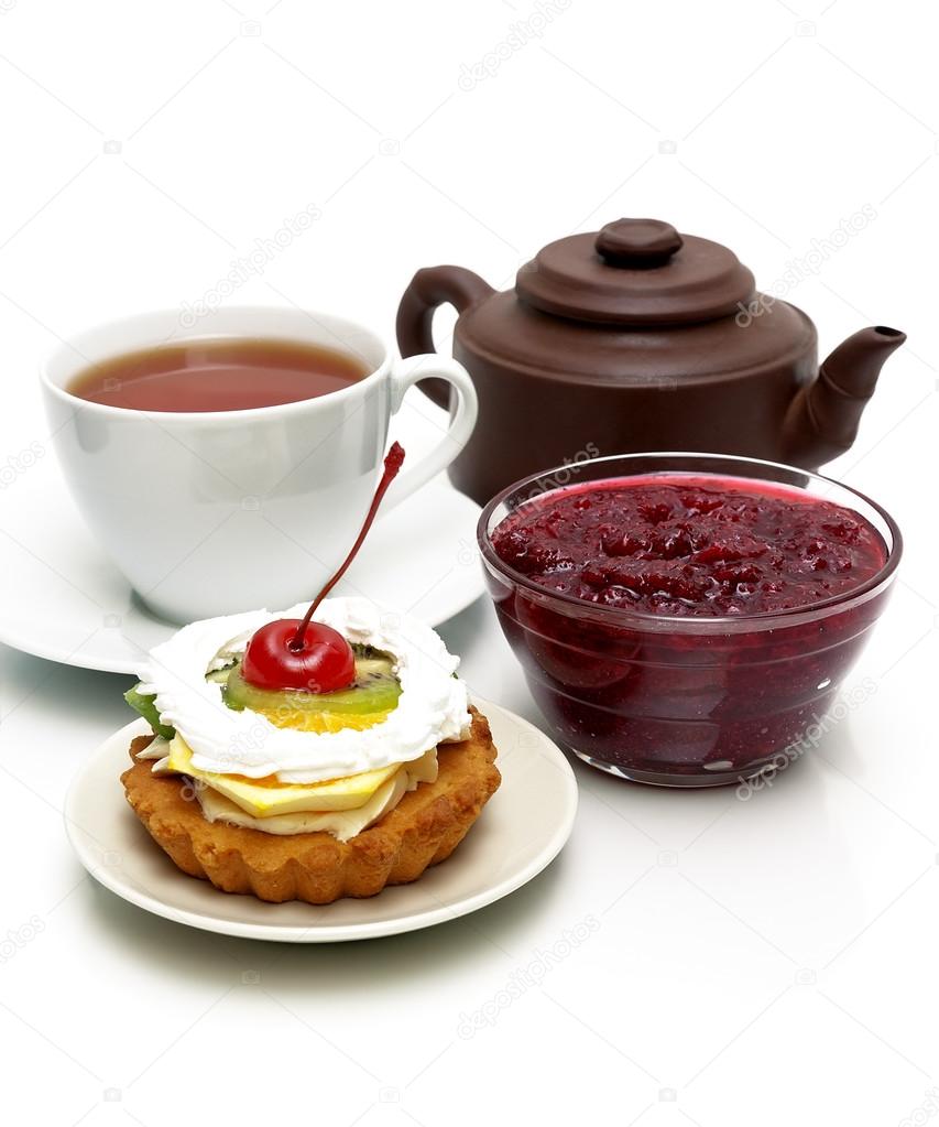 Kuchen mit Obst, Cranberry Marmelade, eine Tasse Tee und ...