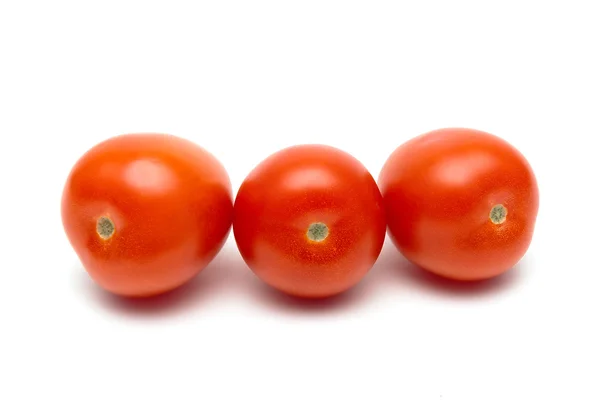 Спелые помидоры на белом фоне крупным планом . — стоковое фото