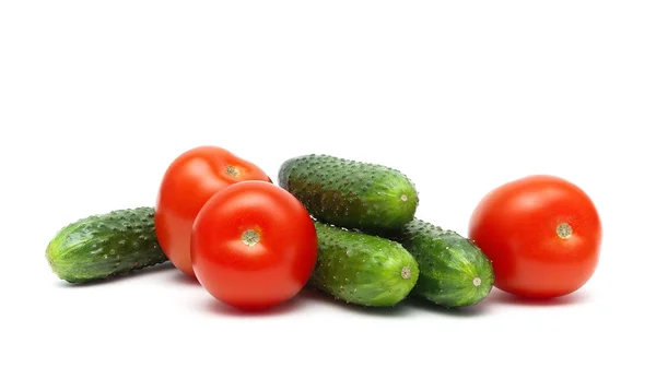 Pepinos e tomates isolados sobre fundo branco — Fotografia de Stock