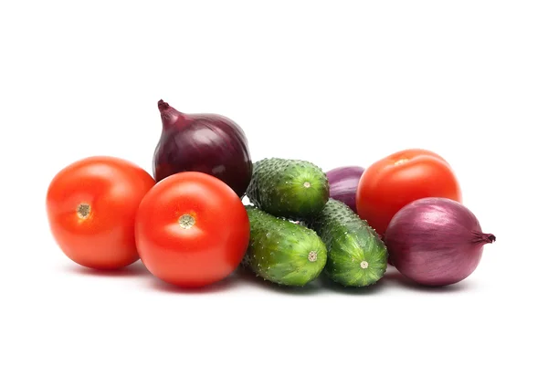 Pepinos, tomates y cebollas aislados sobre fondo blanco —  Fotos de Stock