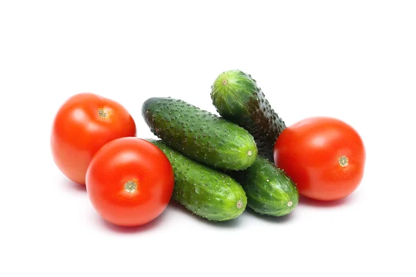 Tomates et concombres isolés sur fond blanc — Photo