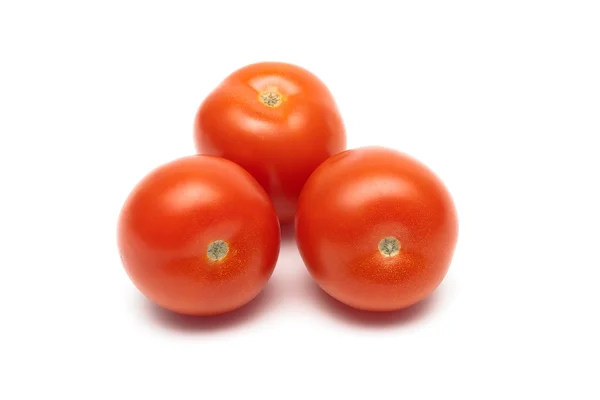 Tres tomates maduros sobre un fondo blanco — Foto de Stock