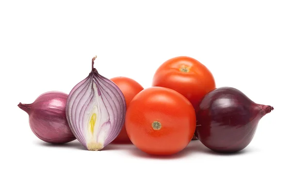 Zwiebeln und reife Tomaten auf weißem Hintergrund — Stockfoto