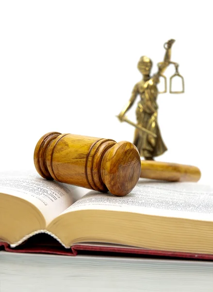 Beoordelen van hamer, het boek van wetten en Justitie standbeeld. — Stockfoto