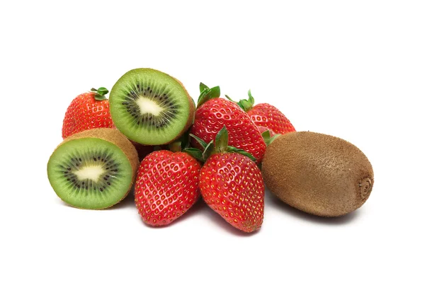 Aardbeien en kiwi geïsoleerd op witte achtergrond — Stockfoto