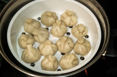 Sağlıklı khinkali hazırlamak için mutfakta yemek pişir.