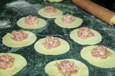 Sağlıklı khinkali hazırlamak için mutfakta yemek pişir.