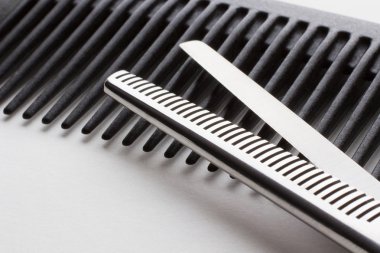 makas Kuaför işlemi ve beyaz arka yüzündeki bir saç fırçası