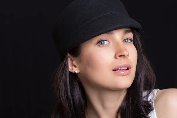 Atrakcyjna kobieta w czapkę — Zdjęcie stockowe