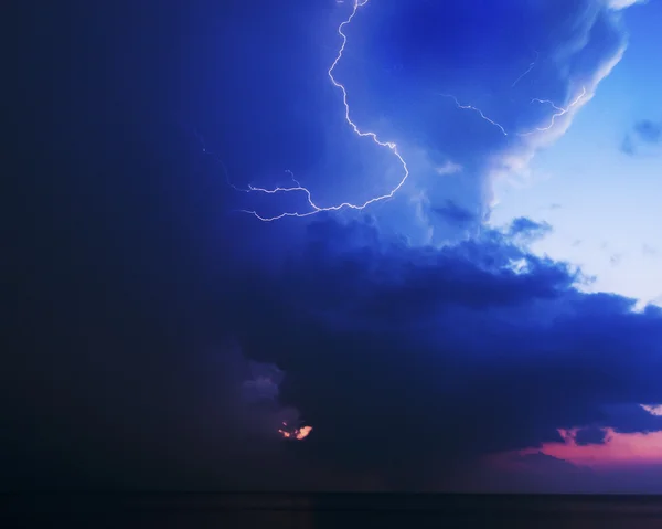 폭풍 앞 번개 볼트 — 스톡 사진