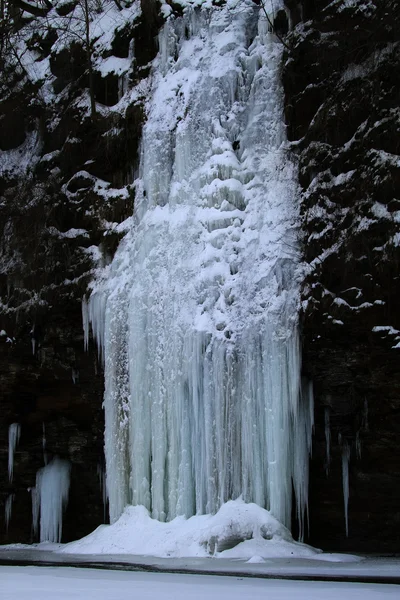 Gefrorener Wasserfall — Stockfoto