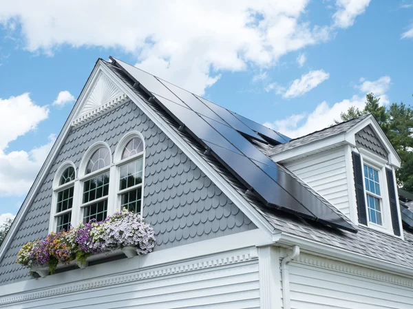 Painéis solares em uma casa — Fotografia de Stock