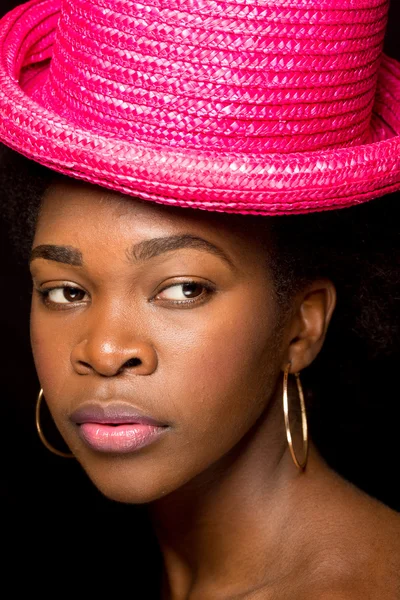 Молодая афроамериканка в розовой шляпе — стоковое фото