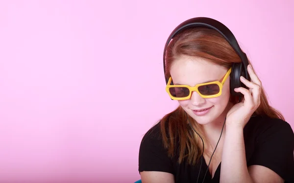 Redhead teen with headphones — Stock Photo, Image