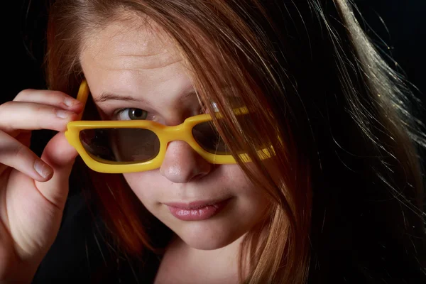 Grundge kid avec une paire de lunettes de soleil jaunes — Photo