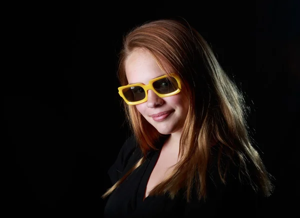 Grundge gyerek, egy pár sárga napszemüveg — Stock Fotó