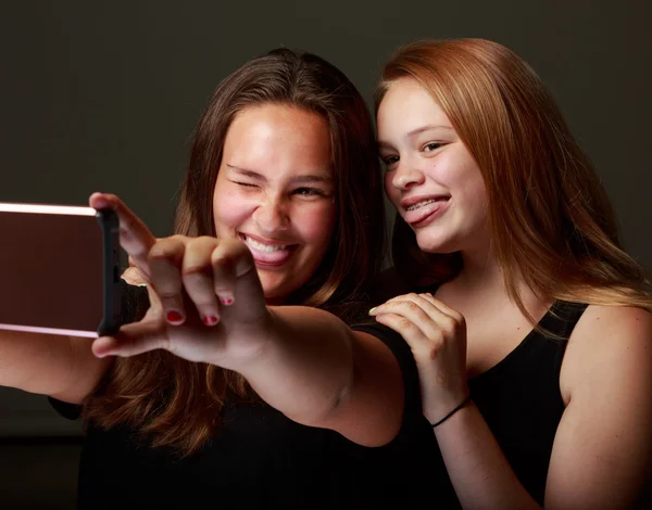 Teenage kamarádky ve studiu s selfie — Stock fotografie